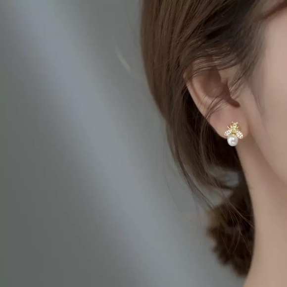 “Queen Bee” Royal Pearl Gold Insect Stud Earrings - Picture 6 of 7